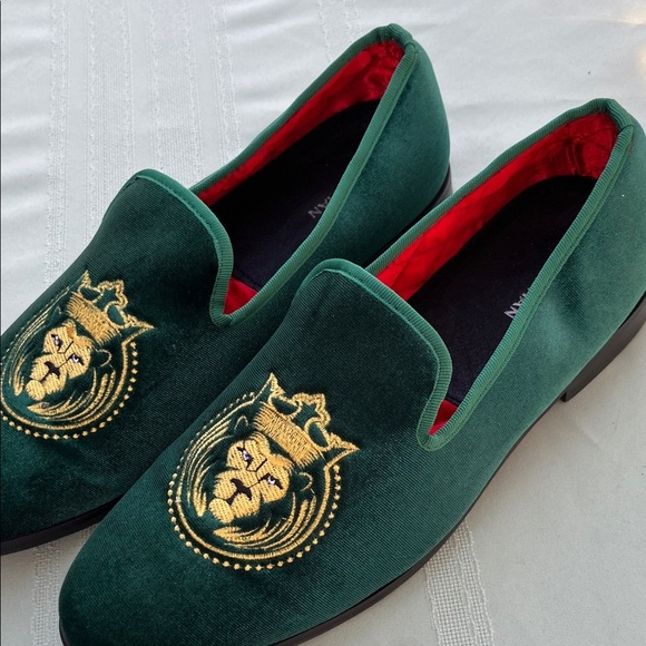 Men\'s Emerald Green Velvet Slip-On Loafers with Gold Lion Crest size 12-13 main image 4